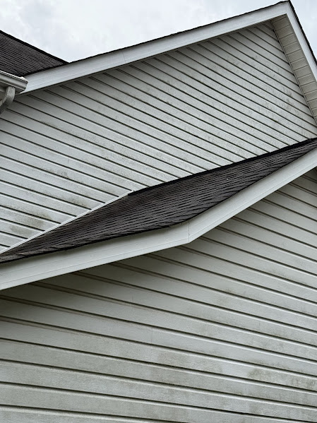 House with Dirty siding and Trimmings in Charlotte, NC.